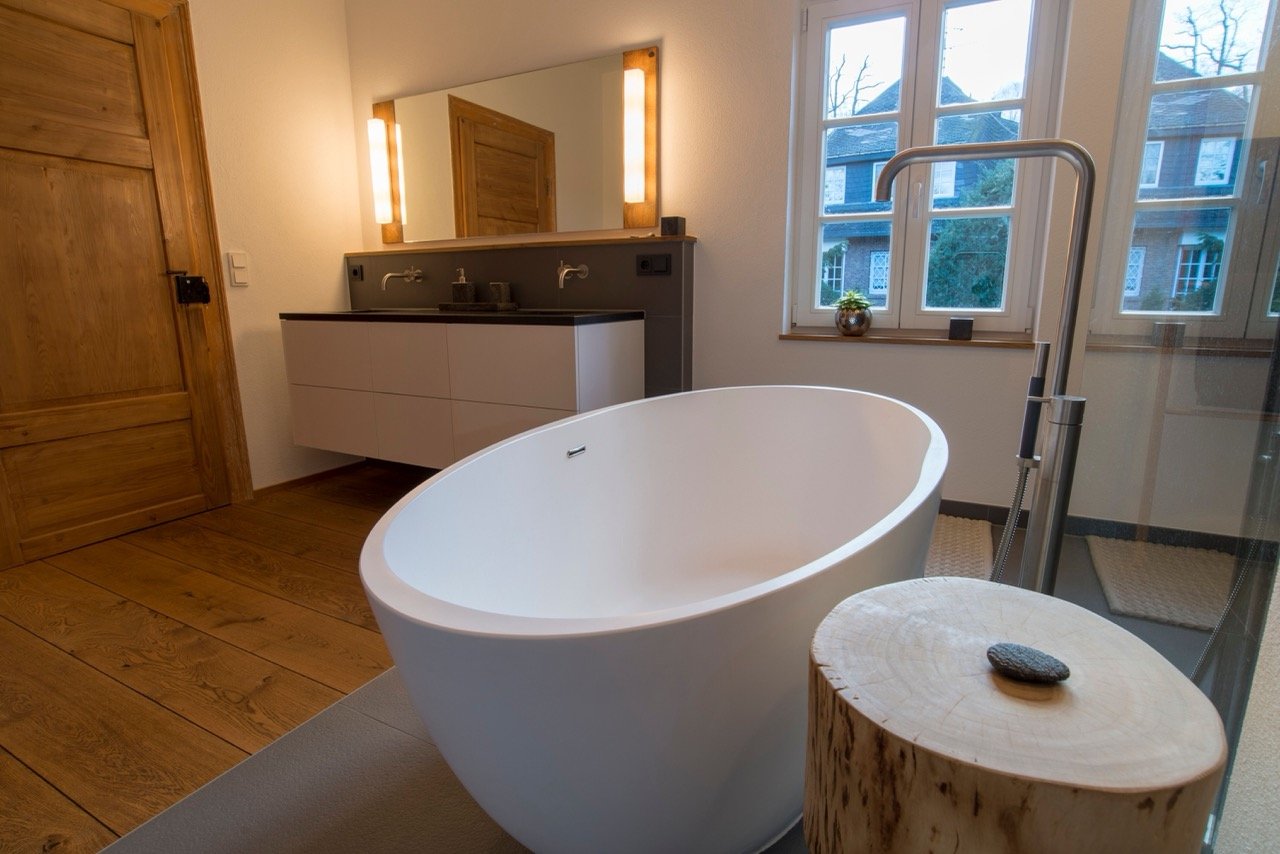 Modernes Badezimmer mit freistehender Wanne, Naturholz und freistehender Armatur