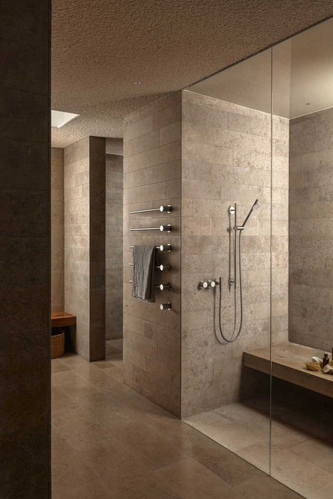 VOLA Armatur in Naturstein-Dusche